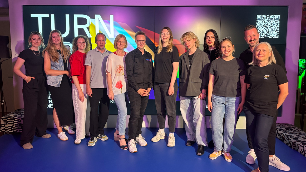 a8597852 e957 4a49 93fb 68bf3dea3d30 Bestritten das Warner-Event "The Pride Bar" (von links): Elisa Mentel (Event Manager), Rosalie von Viereck-Engel (Manager PR), Annabelle Mathieu (Marketing Manager), Fabian Drebes (Co-Pres...