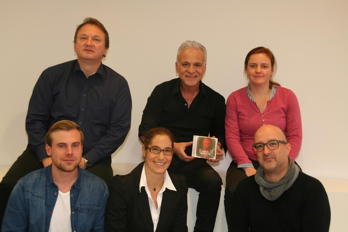 Trafen sich im Starwatch-Büro (von links): (obere Reihe) Markus Hartmann (A&R Starwatch), Nino De Angelo und Katharina Frömsdorf (Geschäftsführerin Starwatch), (unten) Sam Bittner (Senior ...