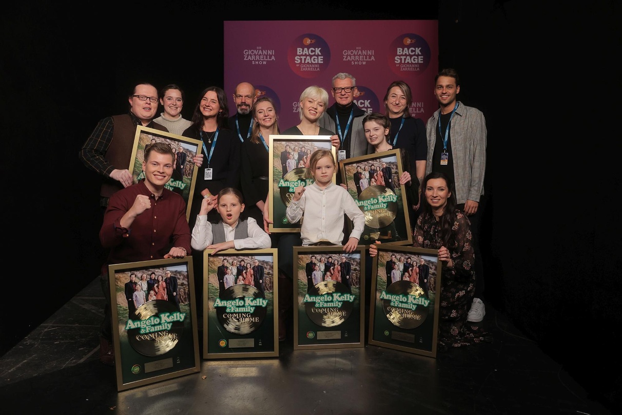 Bei der Gold-Verleihung backstage bei der Zarella Show (hinten, von links): Angelo Kelly, Katharina Gerlach und Vanessa Proksch (beide Electrola Promotion-Koordination), Ralf Schedler (Gen...
