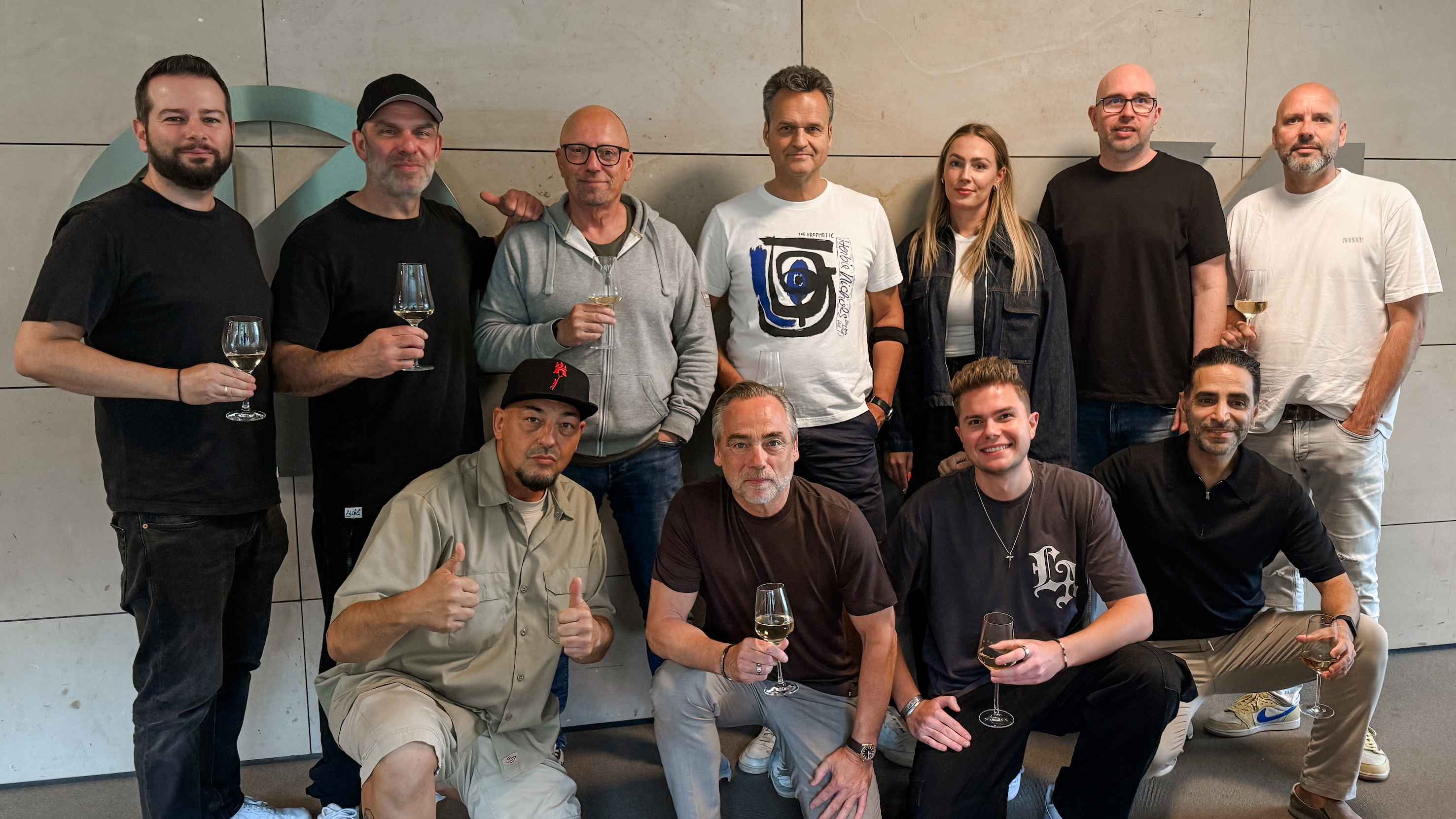 Stoßen an (vorn, von links): Toni Cottura (The Underdog Project), Jens Thele (Managing Director), Maximillian Bohnet (A&R Manager, beide Kontor Records) und Shahin Moshirian (The Underdog ...