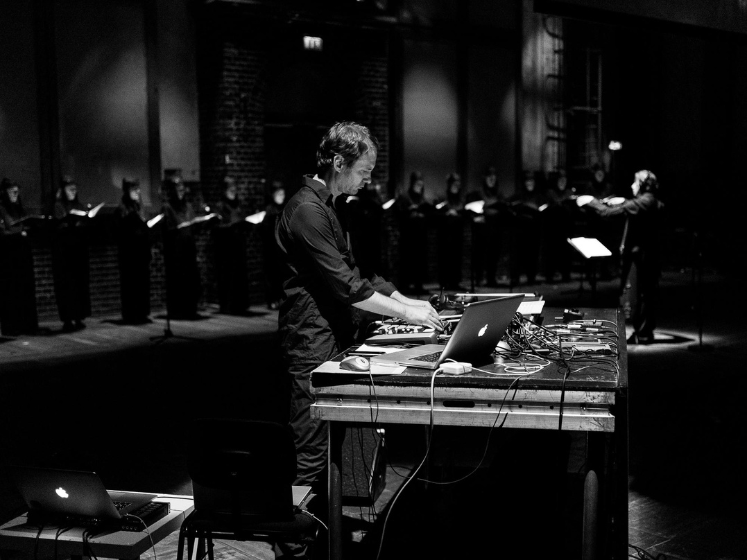 Tritt bei der Classical:Next unter das Motto "Seriously? - Adventures in Music" auf: Sven Helbig, hier mit "I Eat The Sun And Drink The Rain" auf der Bühne mit dem Vocalconsort Berlin