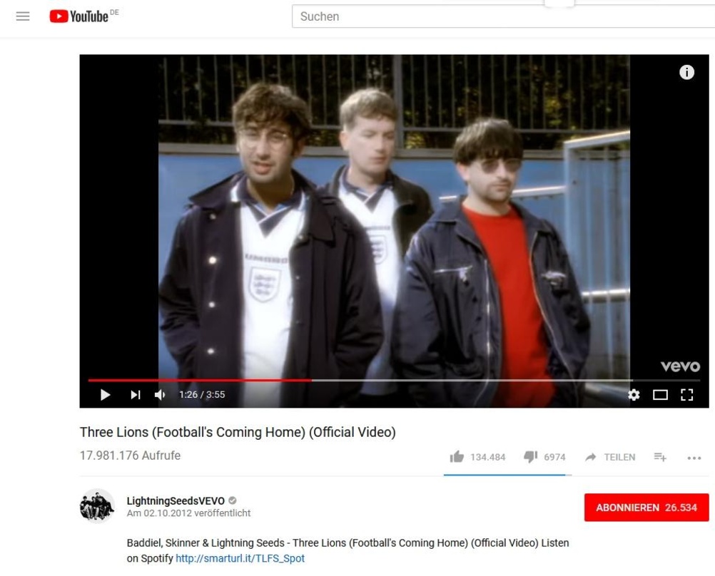 Können auch weiterhin "more years of hurt" besingen: David Baddiel und Frank Skinner mit Ian Broudie von den Lightning Seeds im Videoclip zu "Three Lions (Football's Coming Home)"