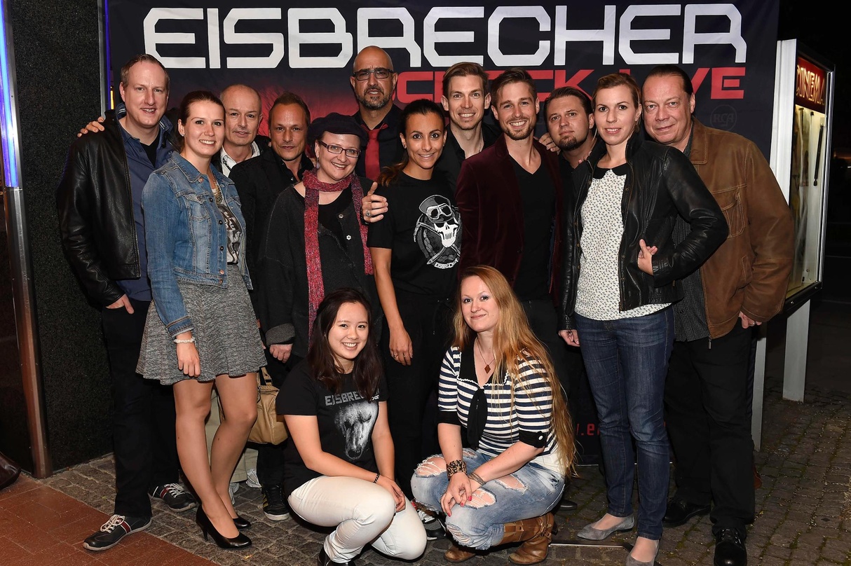 Vor der Premiere im Cinema-Kino in München: Eisbrecher und ihr Team