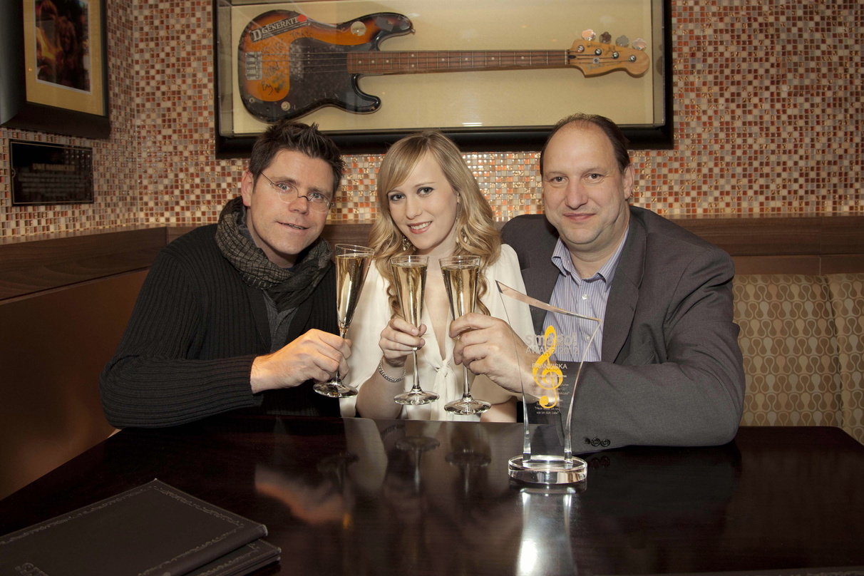 Trafen sich im Berliner Hard Rock Cafe: Frank Haberland (links, Head of A&R und Promotion Da Music), Franziska sowie ihr Vater und Manager Olaf Katzmarek