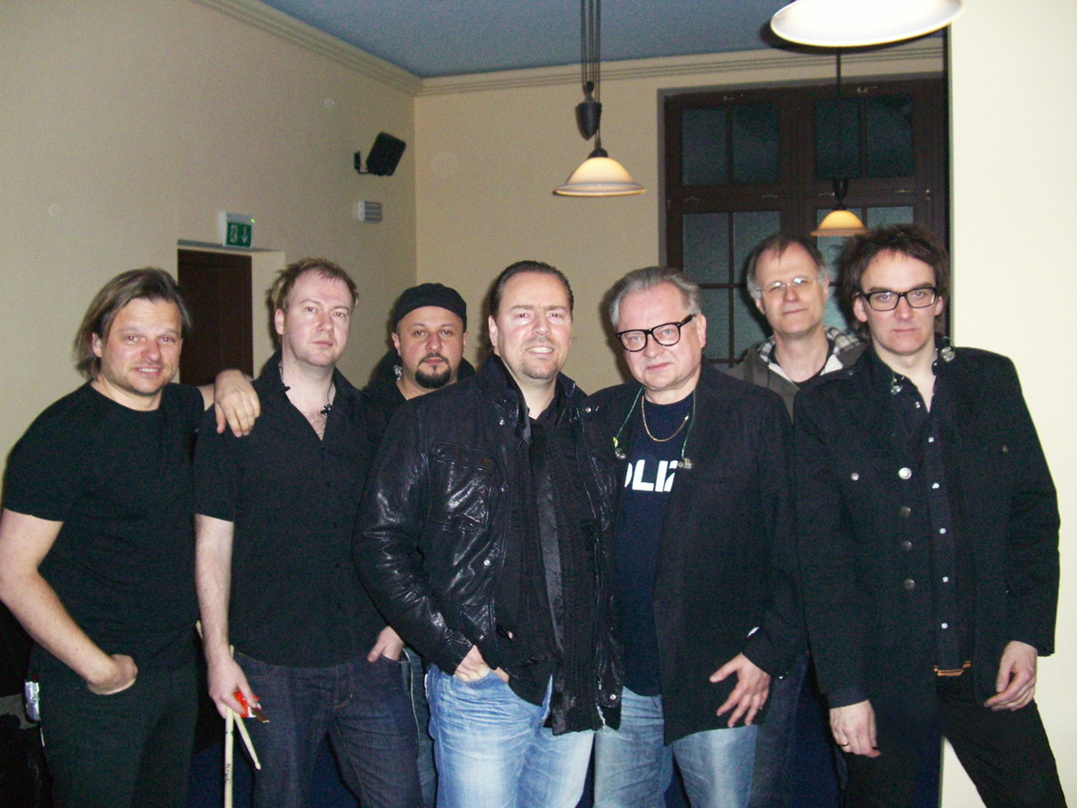 Läuteten in Leipzig die Jubiläumstour ein: Heinz Rudolf Kunze (3.v.r.), seine Band und Mawi-Concert-Chef Matthias Winkler (4.v.l.)
