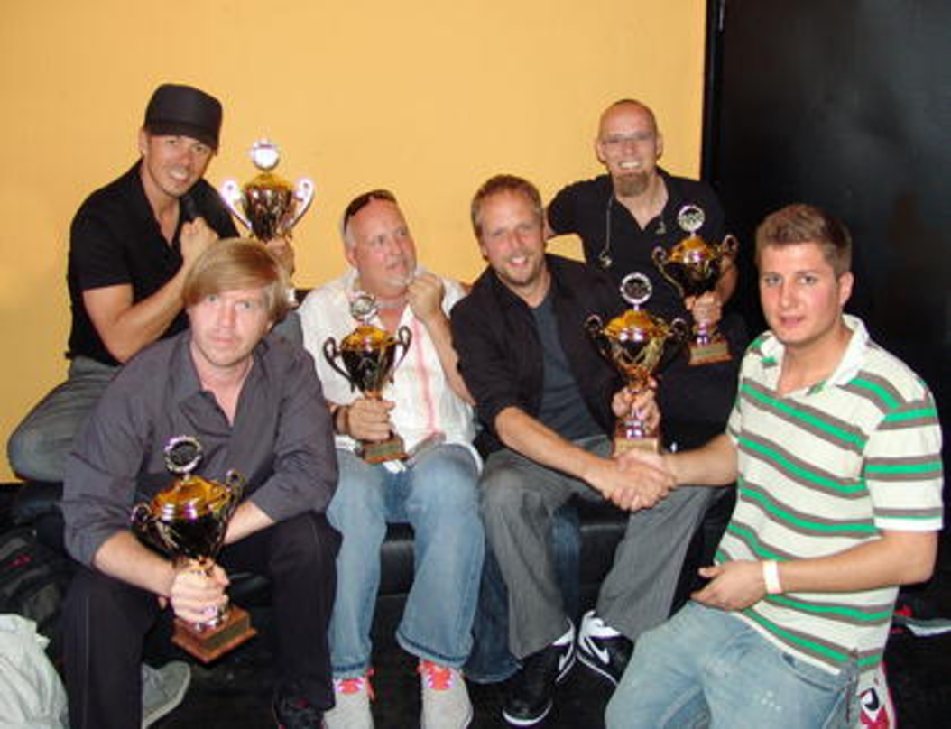 Freuen sich über Tourpokal (v.l.n.r.): Michi Beck (F4), And. Ypsilon (F4), Andreas "Bär" Läsker (Manager F4), SMUDO (F4), Thomas D (F4), {mlbipers.45683.Flo Hauss|U|T|9959} (Tourmanager Fo...