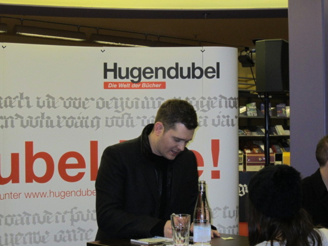 Schrieb für seine Berliner Fans Autogramme: Michael Bublé