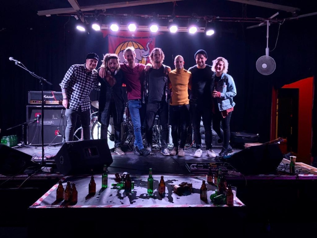 Ein Bild aus Vor-Corona-Tagen (von links): Torben Meyer (Booker, Wizard Promotion), die Mother's-Cake-Musiker Yves Krismer (Gitarre, Vocals), Jan Haussels (Drums) und Benedikt Trenkwalder ...