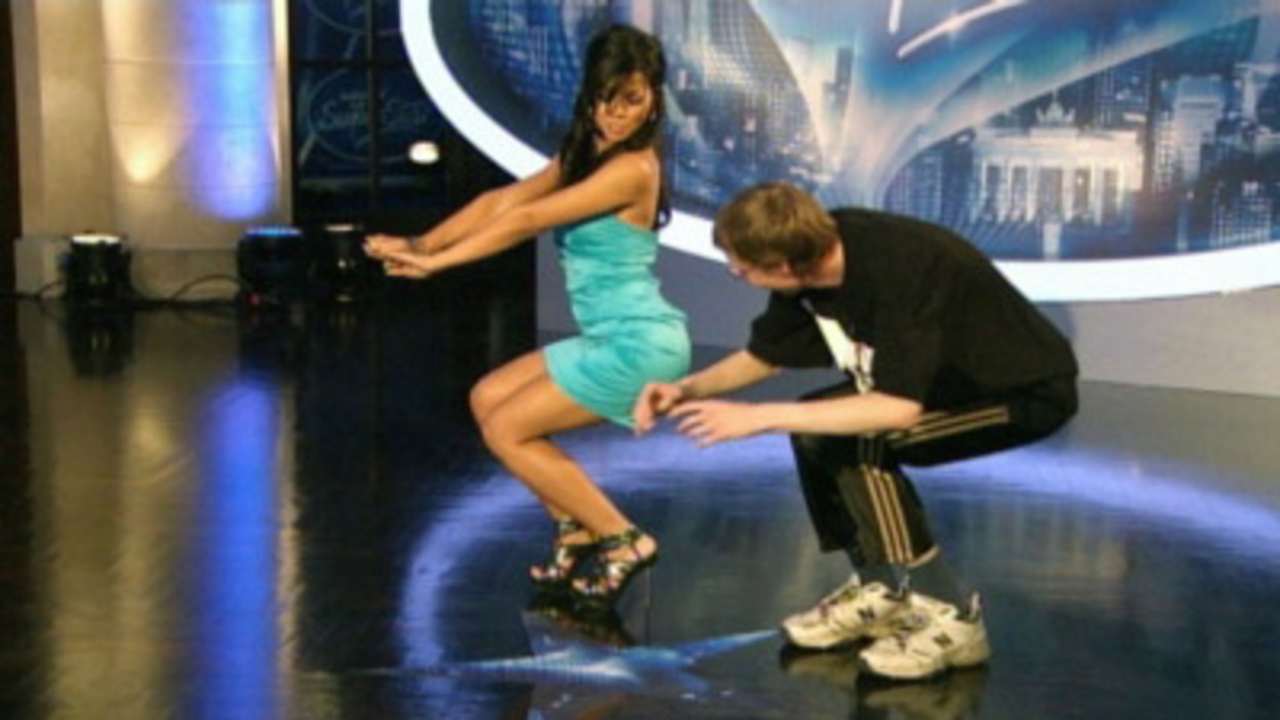 Bei der Arbeit: Jurorin Fernanda Brandao zeigt "DSDS"-Kandidat Andreas Gerlich, wie man am besten mit den Hüften wackelt