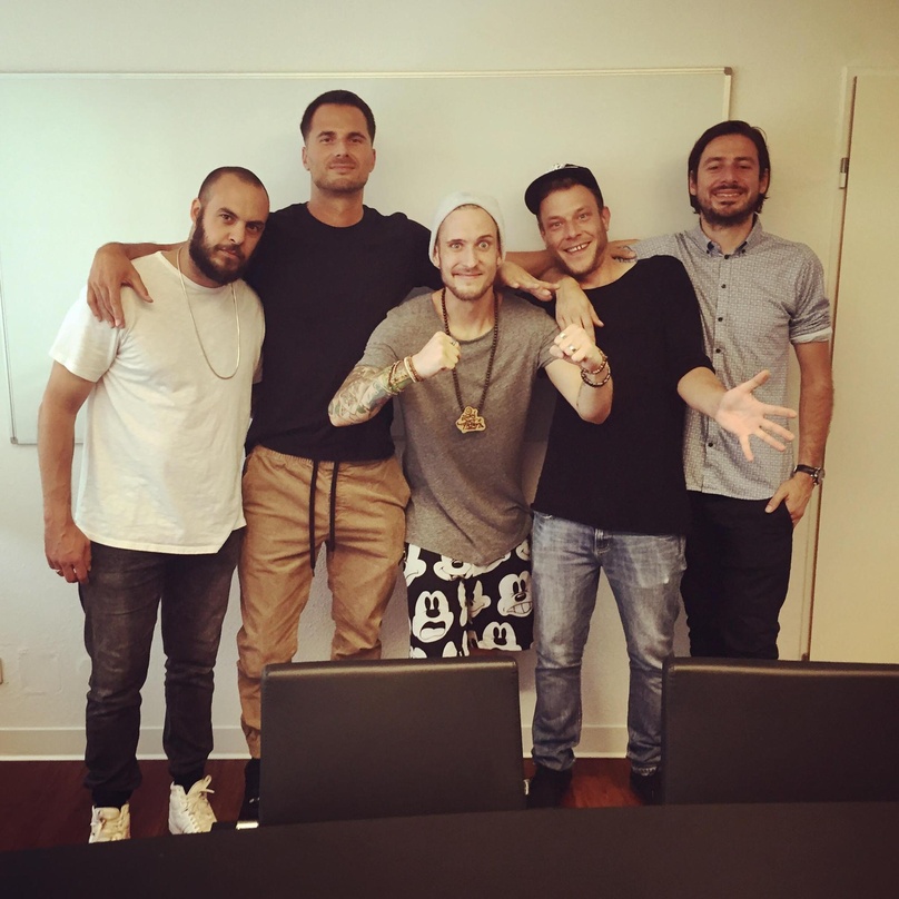 Feiern den Charts-Sieg (von links): Alexis Troy (Produzent), Elvir Omerbegovic (President of Rap Selfmade Records und Universal Music Deutschland), die beiden 257ers Shneezin und Mike sowi...