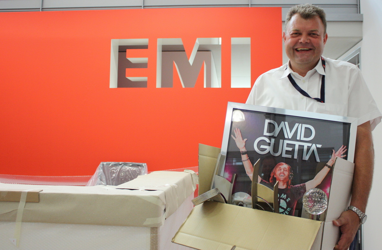 In den neuen Räumlichkeiten der Alten Wagenfabrik schließt das Kölner Team von EMI Music am 9. August den Umzug ab. Auch Wolfgang Hanebrink, Chairman EMI Music GSA, packt tatkräftig mit an...