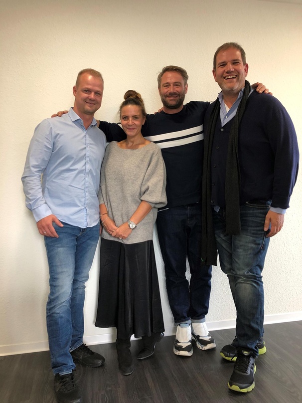 Kooperationspartner (von links): Christian Bandow (Projektleitung Mewes Entertainment Group (MEG)), Julia Röntgen (xray Entertainment), Sasha und Jan Mewes (Geschäftsführer MEG)