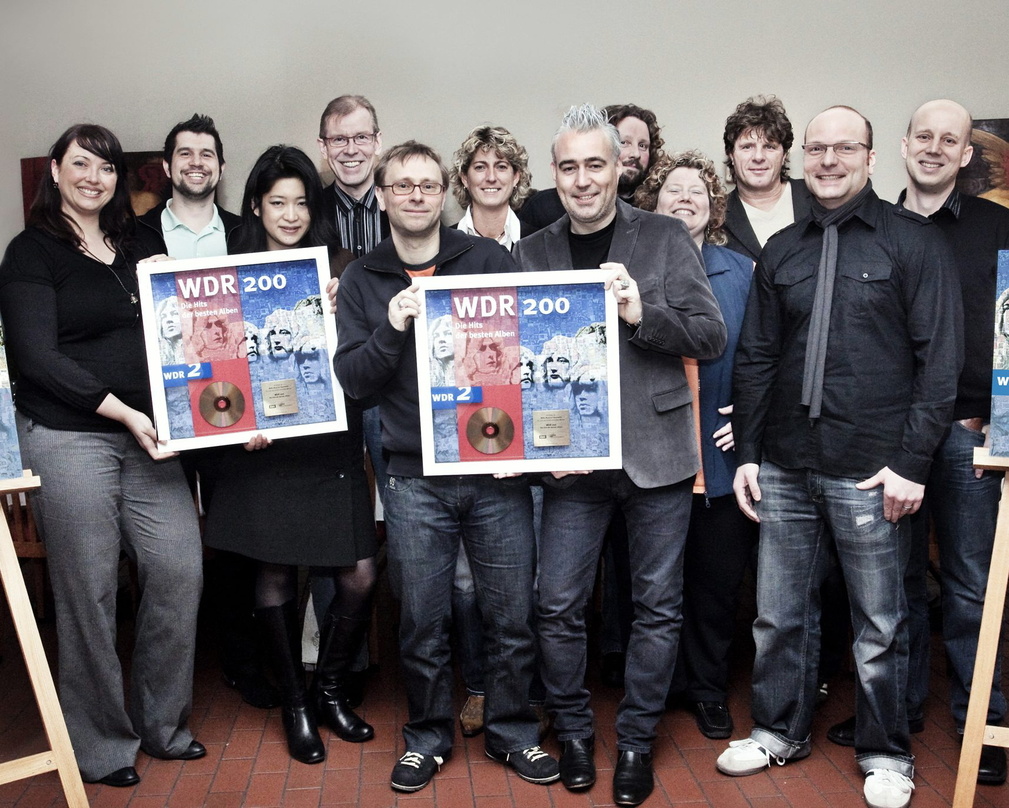Feierten 50.000 verkaufte Einheiten von "WDR 200 - Die besten Alben": EMI und WDR 2||Zur Award-Verleihung versammelten sich (v.l.n.r.): Chantal van Kessel (Produktmanagement Kultur Musik H...