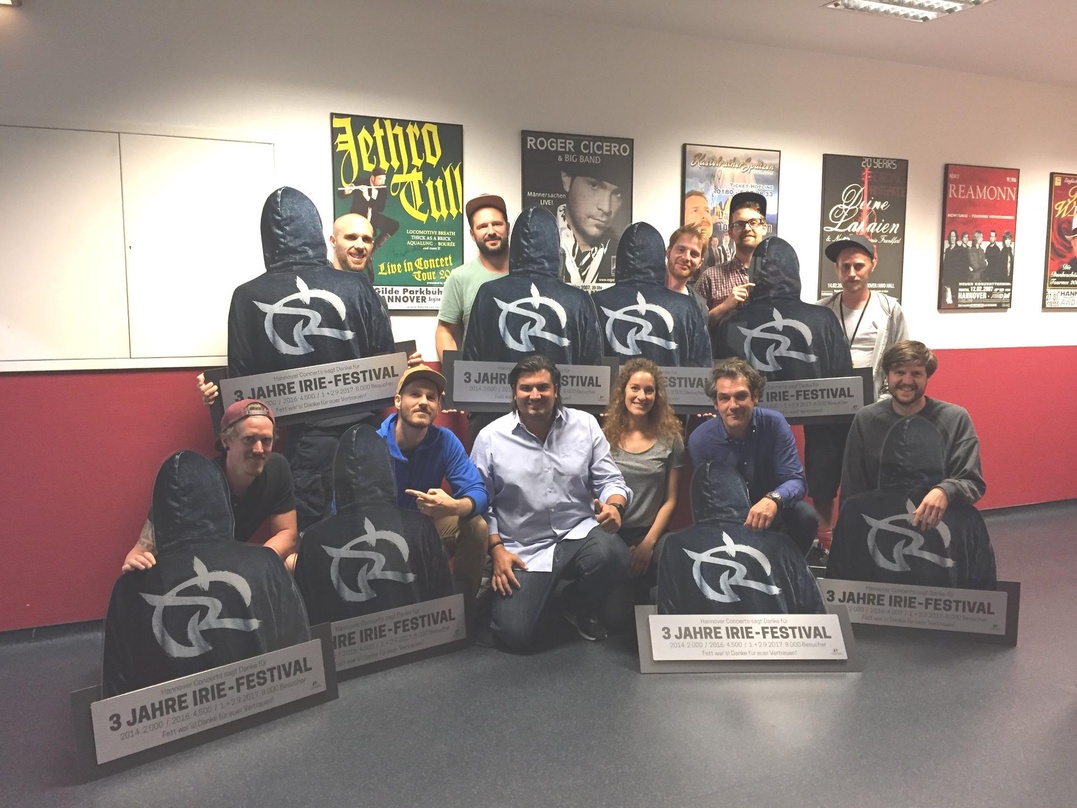 Bei der Preisverleihung in Hannover (stehend von links): Pablo Charlemoine (Irie Révoltés), Felix Mussell (Management), Max Wagenmann (Crew), Tobias Bär und Simon Köb (beide Irie Révoltés)...