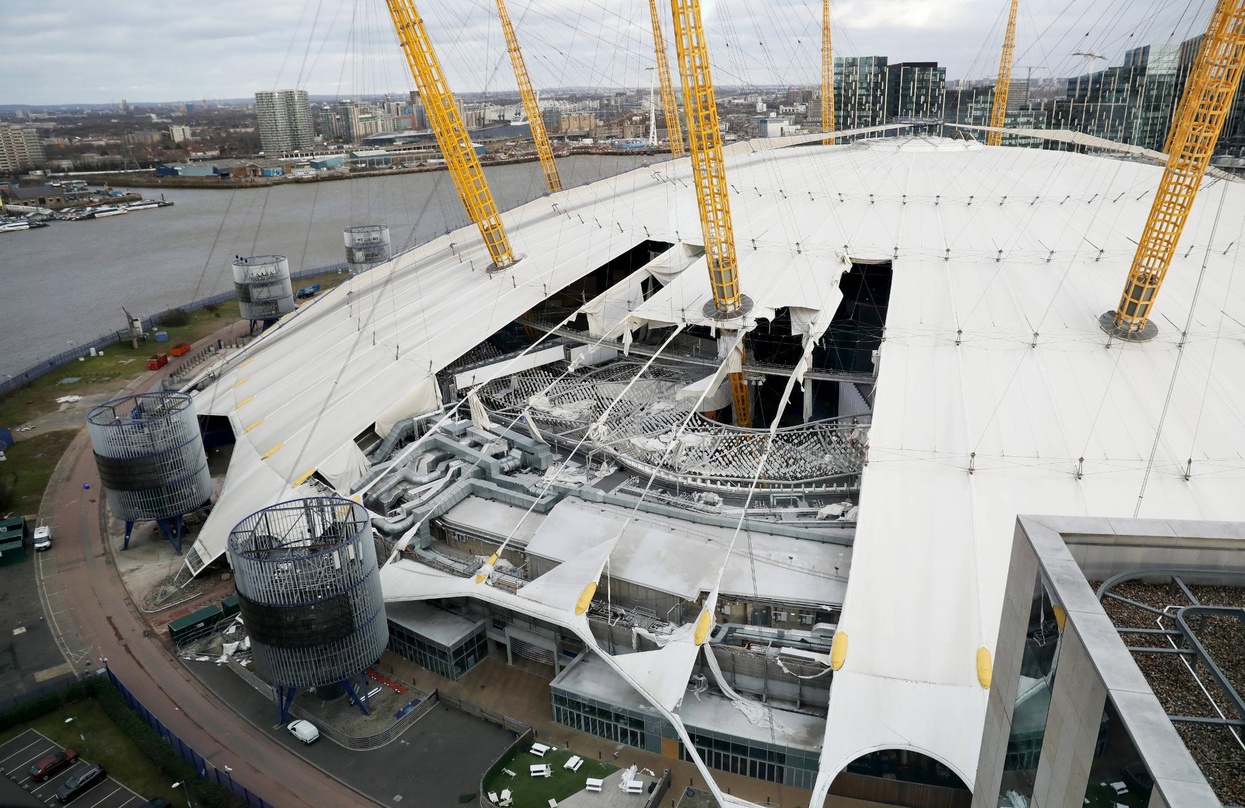 Sturmfolge: ein Loch im Dach der O2 Arena in London