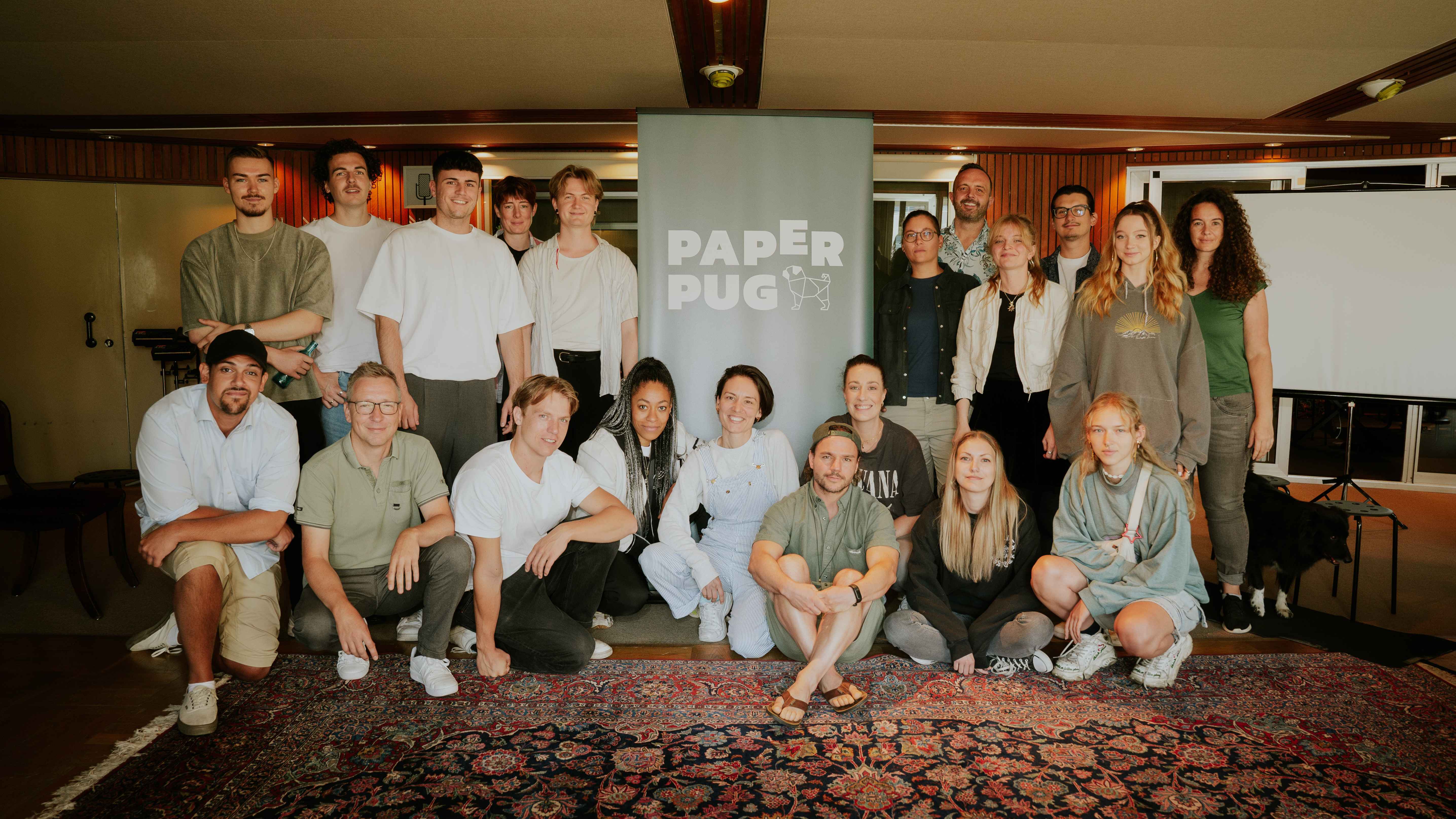 Trafen sich in den Hansa Studios Berlin: (stehend von links) Dylan Schengel, Moritz Ley, Sidney Eitel, Lisa Spielmann, Joris Rose, Anica Abd-el-Ghani, Norbert Peraus, Lucille Mareen, Kuba ...