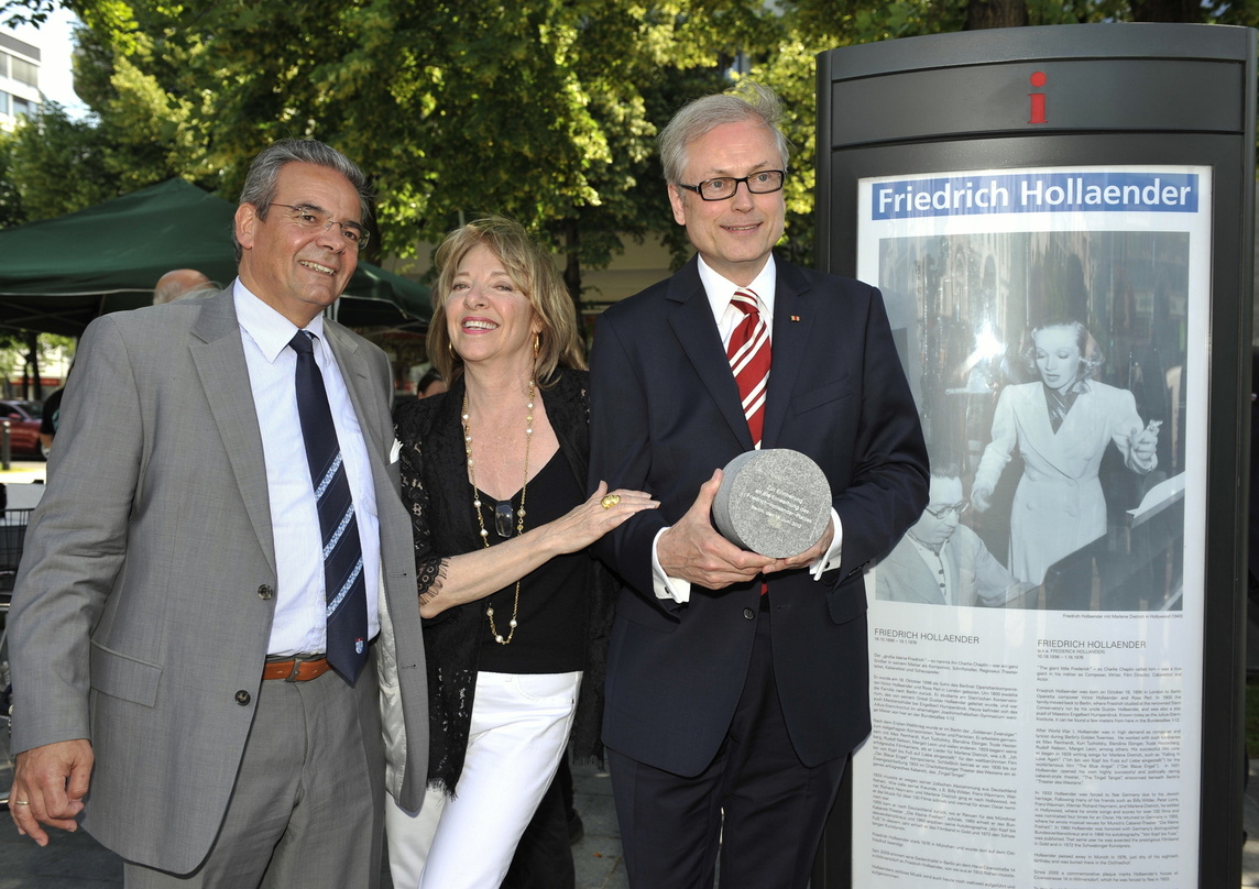 Bei der Einweihung (von links): Rolf Budde, Melodie Hollaender und Hans-Jürgen Schatz mit dem Erinnerungsstein aus Granit