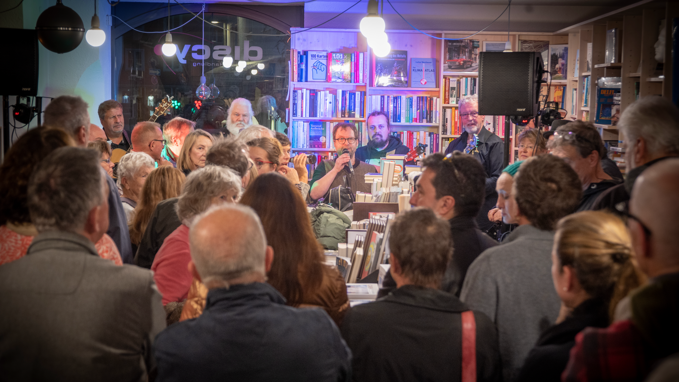 Großes Interesse: Edmund Epple (hinten, mit Mikro) bei der Begrüßung zur Präsentation des Buchs "Cash In Barbaria - Schnappschüsse aus Landsberg am Lech" in dem Räumlichkeiten seiner Musik...