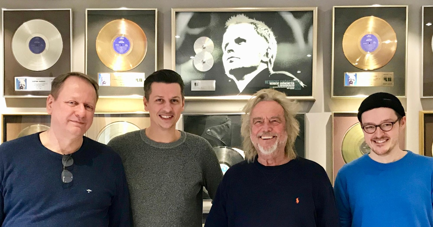 Sind sich einig geworden (von links): Stefan Trapp (Breeze Music), Alexander Warnke (Pro Agency), Dieter Dierks (Breeze Music) und Yannic Schemion (Pro Agency)