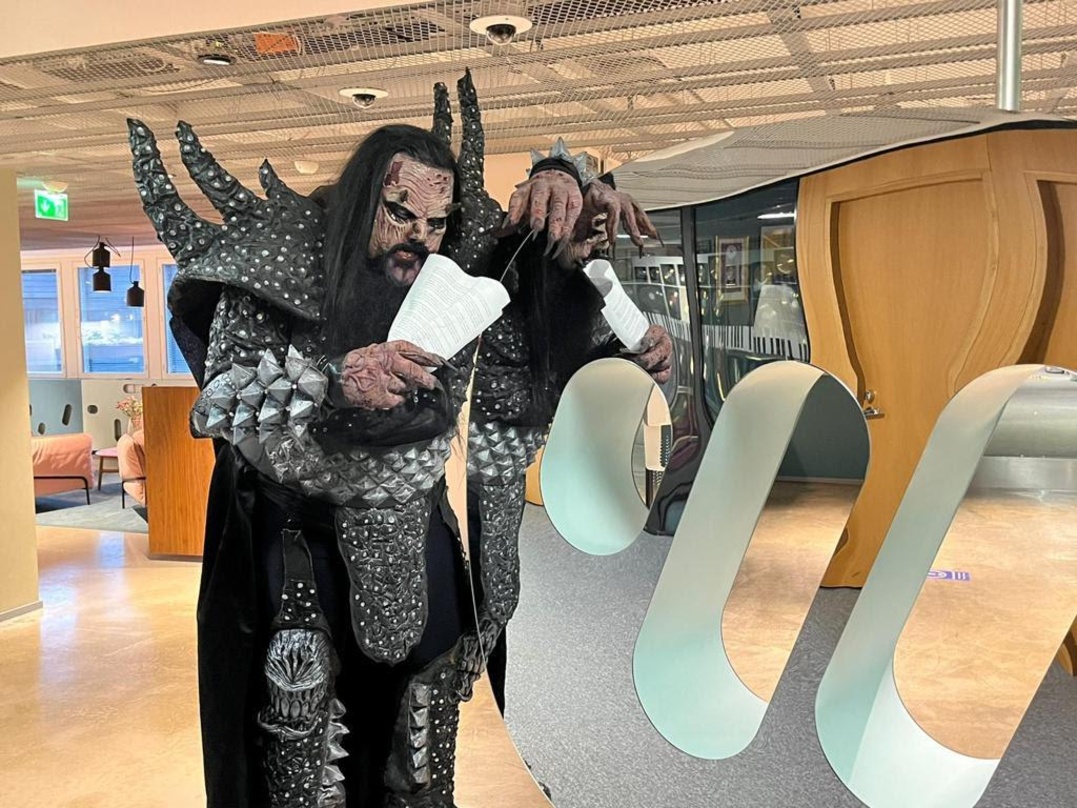 Posiert mit dem besiegelten Deal: Tomi Petteri Putaansuu alias Mr. Lordi