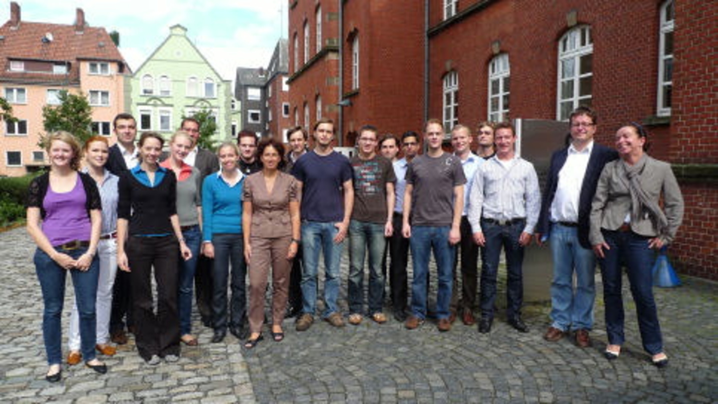 Trafen sich in Münster: die Teilnehmer des Seminars IT-Recht mit Sandra Heuser (r., Microsoft) und Prof. Dr. Thomas Hoeren (2.v.r.) sowie Dorothee Belz (M., Microsoft)