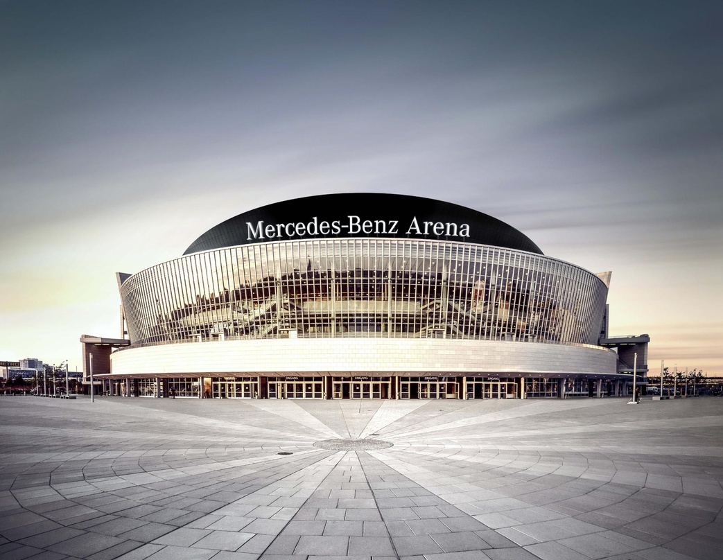 Bei einem Besuch in dieser Spielstätte profitieren die Gäste von exklusiven Servies, wenn sie eine Arena-App herunterladen: die Mercedes-Benz Arena in Berlin
