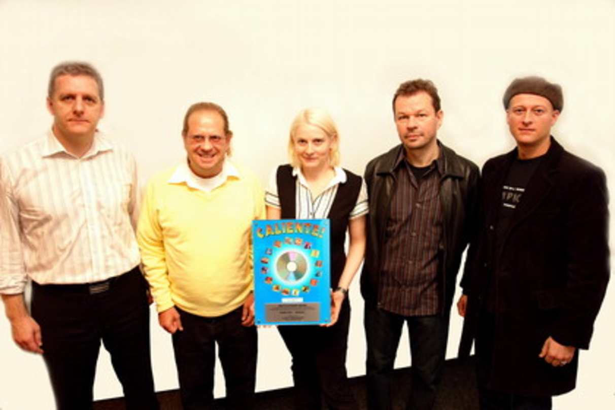 Feierten Zusammenarbeit: Vertreter von Caliente, Sony BMG und EX Libris||Feierten Zusammenarbeit (v.l.n.r.): Peter Bammert (Ex Libris), Roger Furrer (Caliente), Silya Trummer (Ex Libris), ...