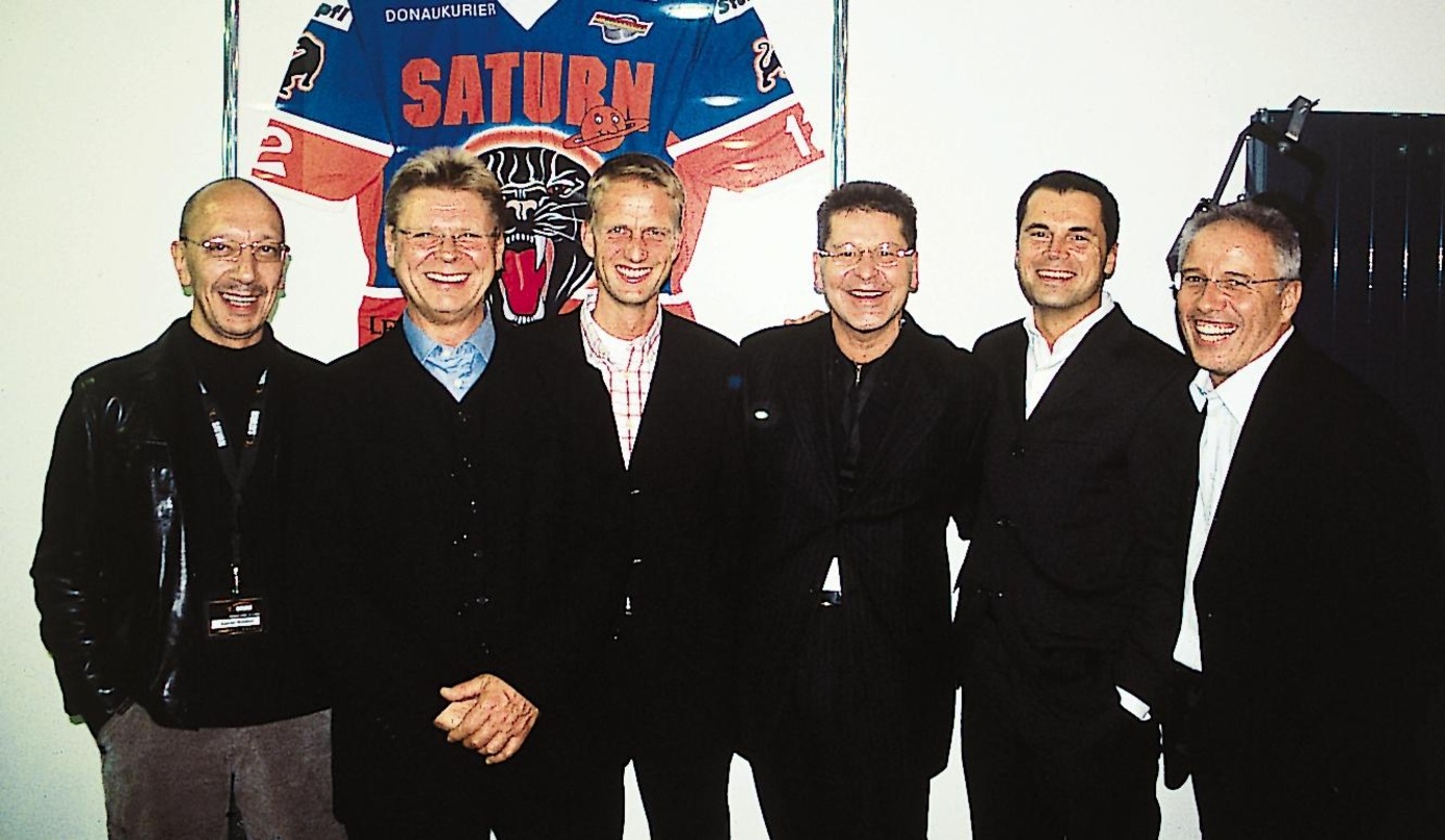 Ein Bild aus früheren Jahren: Herbert Krambo (dritter von rechts) im November 2003 bei der Einweihung der Saturn-Arena in Ingolstadt mit den Vertriebsspezialisten (von links) Kurt Erping, ...