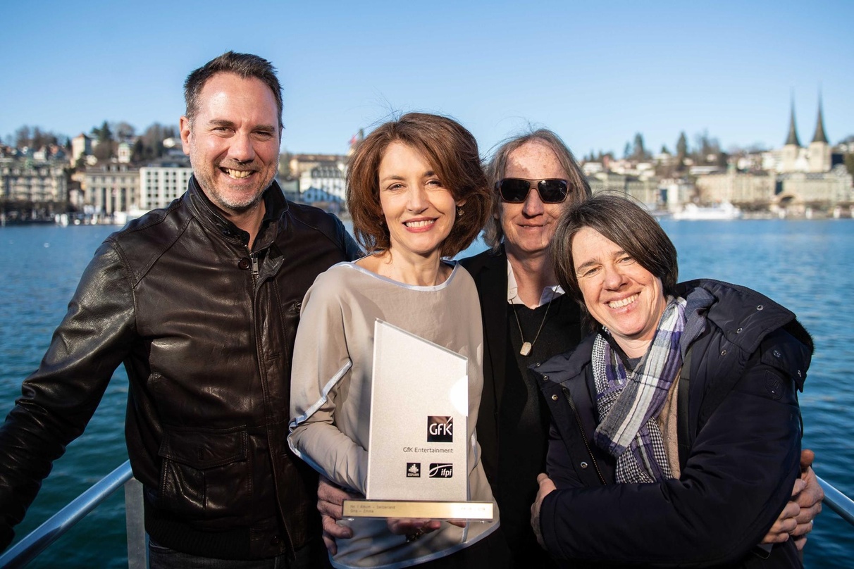 Zelebrierten den Nummer 1 Award (von links): Andy Renggli (GfK Entertainment), Sina, Rolf Schlup (Promotion Sina) und Benita Andres (Managerin Sina)