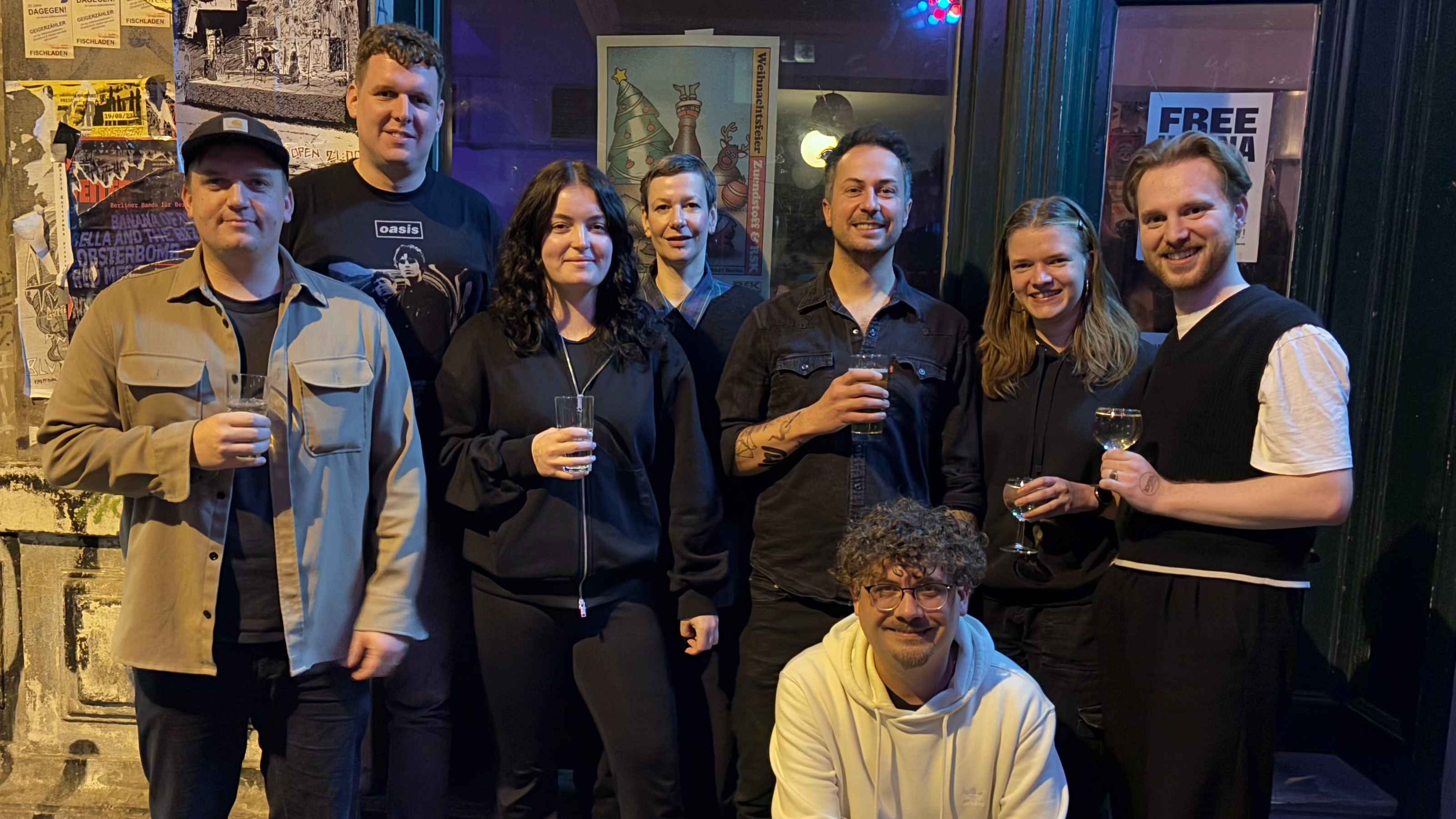 Beendeten das Jahr gemeinsam (von links): Niclas Almér Henßen (Zuendstoff Booking), Raphael Schmidt-Kretz, Matilde Kloss (Zuendstoff Booking), Astrid Juppe (Buchhaltung), Oliver Arnold, Ne...
