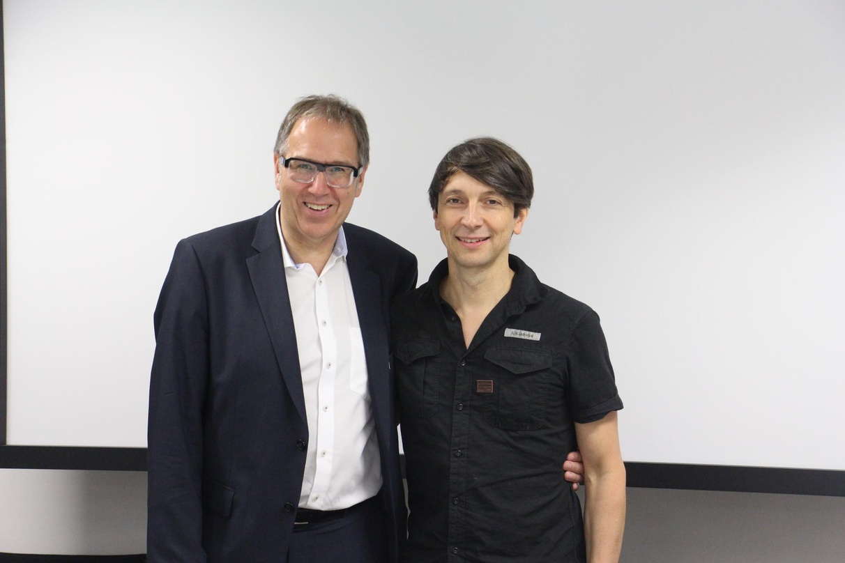 Bei der Feierstunde: Prof. Udo Dahmen (links) und Florian Sitzmann