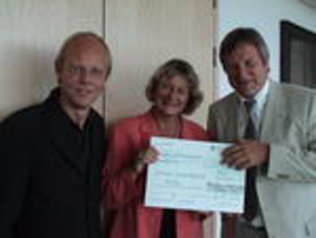 Dicker Scheck für guten Zweck (v.l.n.r.): Schramm, Dr. Heide-Rose Brückner (Bundesgeschäftsführerin des Deutschen Kinderhilfswerks) und Wingolf Mielke (Sony Music)