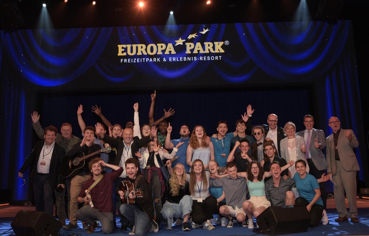 Feierten im Europapark (von links): Die Teilnehmer von "Welcome To Europe" mit Klaus Dieter Mayer (Moderator, erster von rechts), Volker Schebesta (Staatssekretär im Kultusministerium, zwe...