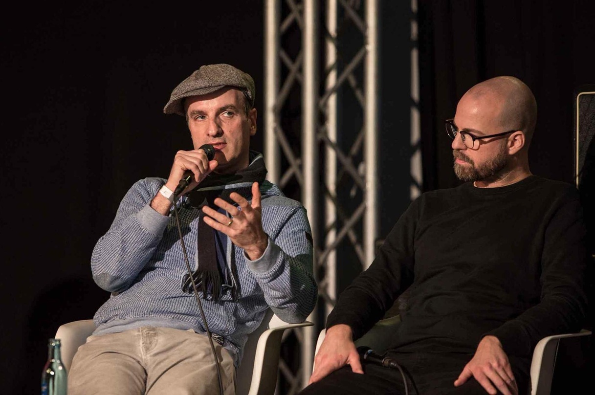Rücken HipHop in einen wissenschaftlichen Diskurs: die Rapper Toni-L von Advanced Chemistry (links) und Curse, hier bei der Konferenz Zukunft Pop 2016