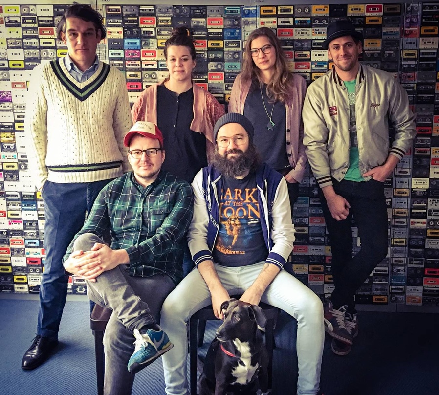 Haben dieses Jahr in Sachen Liveshows noch einiges vor (stehend, von links): Thorsten Seif (Geschäftsführer Buback), Svenja Krause (Buback), Metti Miß (Buback) und Sven Lauer (Jupiter Jone...