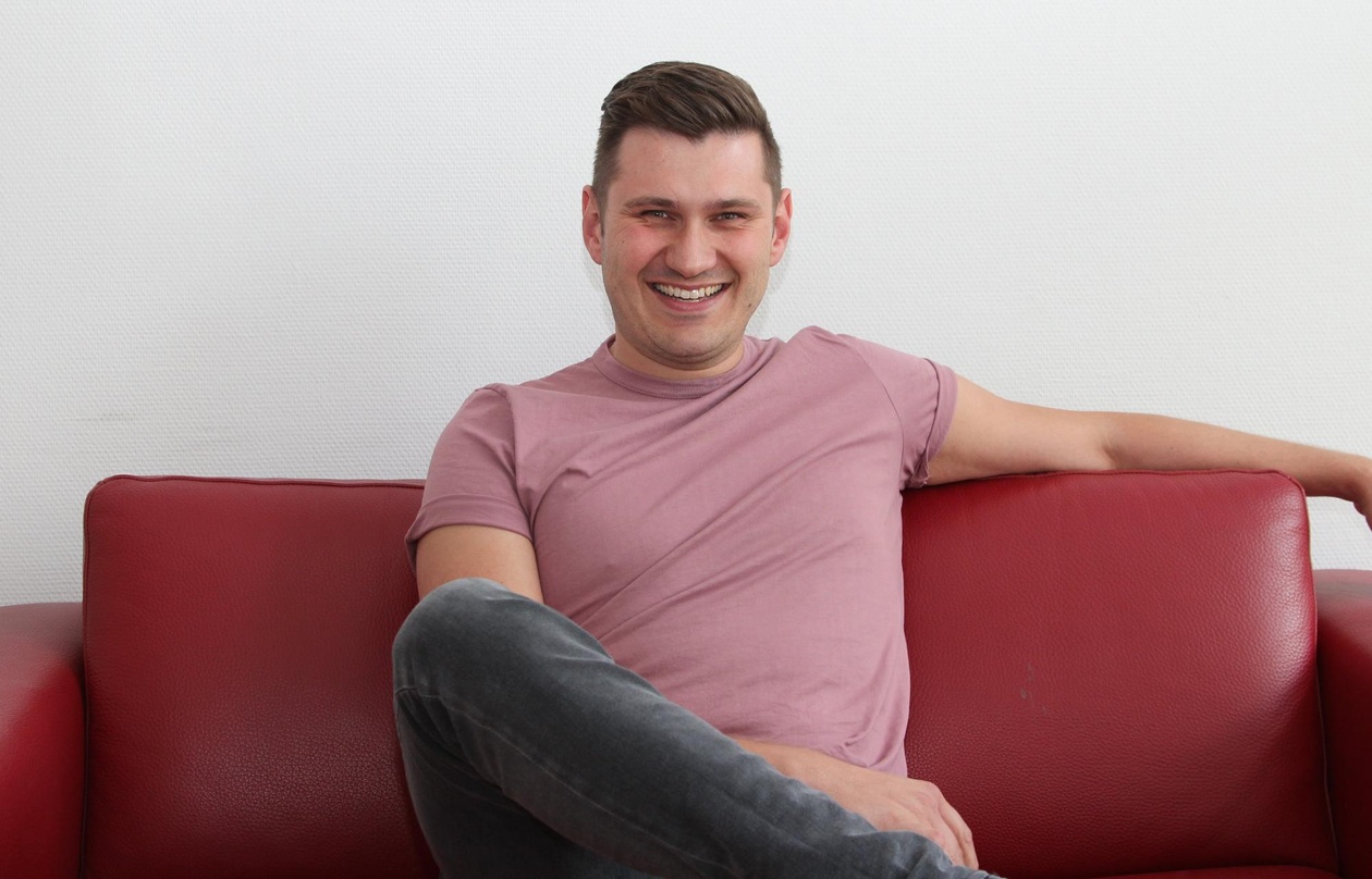 Voller Tatendrang: Sebastian Raetzel stellt auf der MusiKWoche-Couch sein Album "Derselbe Himmel" vor