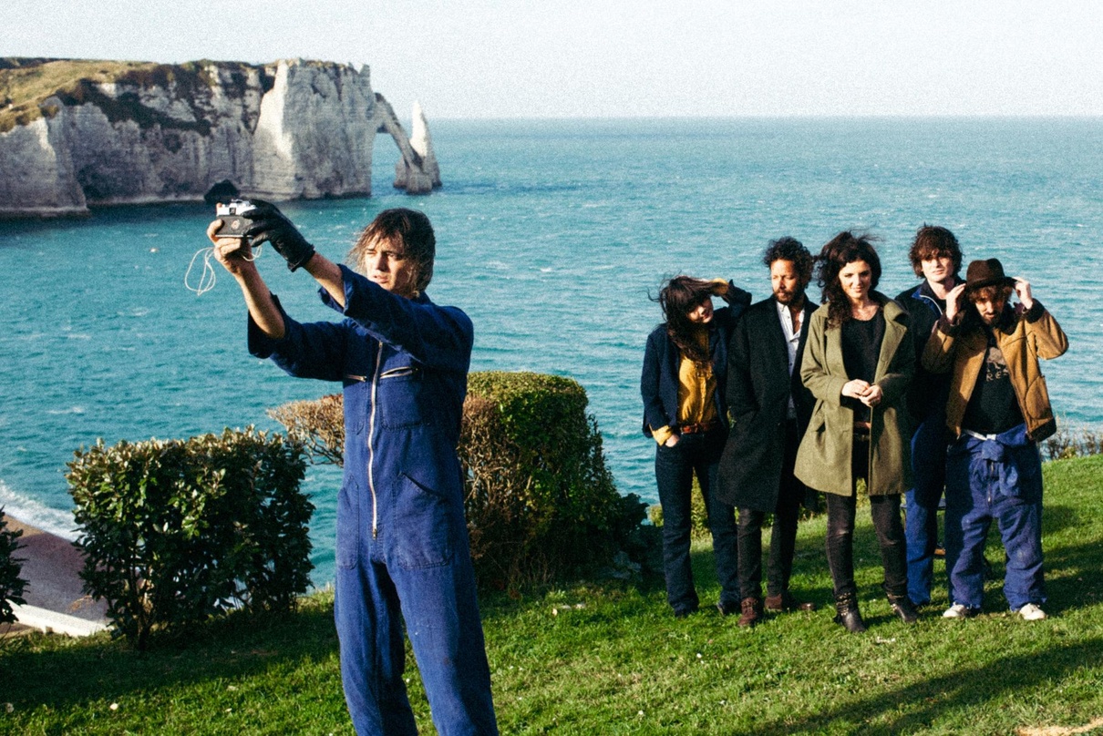 Gruppenbild mit neuer Band: Peter Doherty & The Puta Madres (VÖ: 26. April)