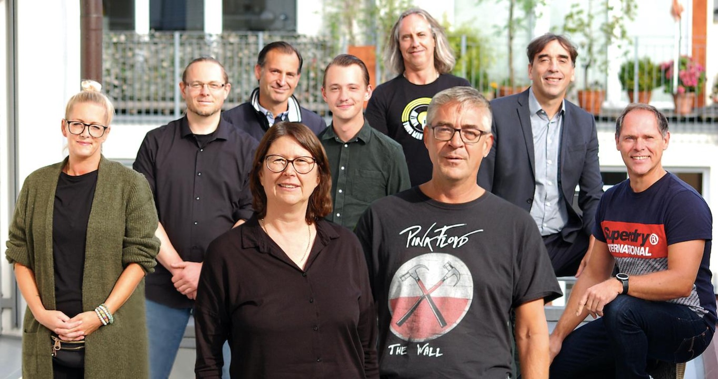 Beim Team-Meeting (vorn): Manuela Nikele (Head of Labelmanagement & Promotion) und Commercial Director Tom Willinck aus der niederländischen Zentrale sowie das Bertus-Team mit (hinten, von...