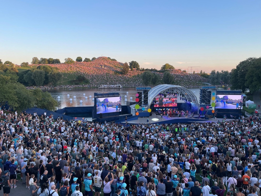 Lockte 55.000 Menschen in den Olympiapark München: das Opening der European Champioships, hier mit Moop Mama auf der Central Stage