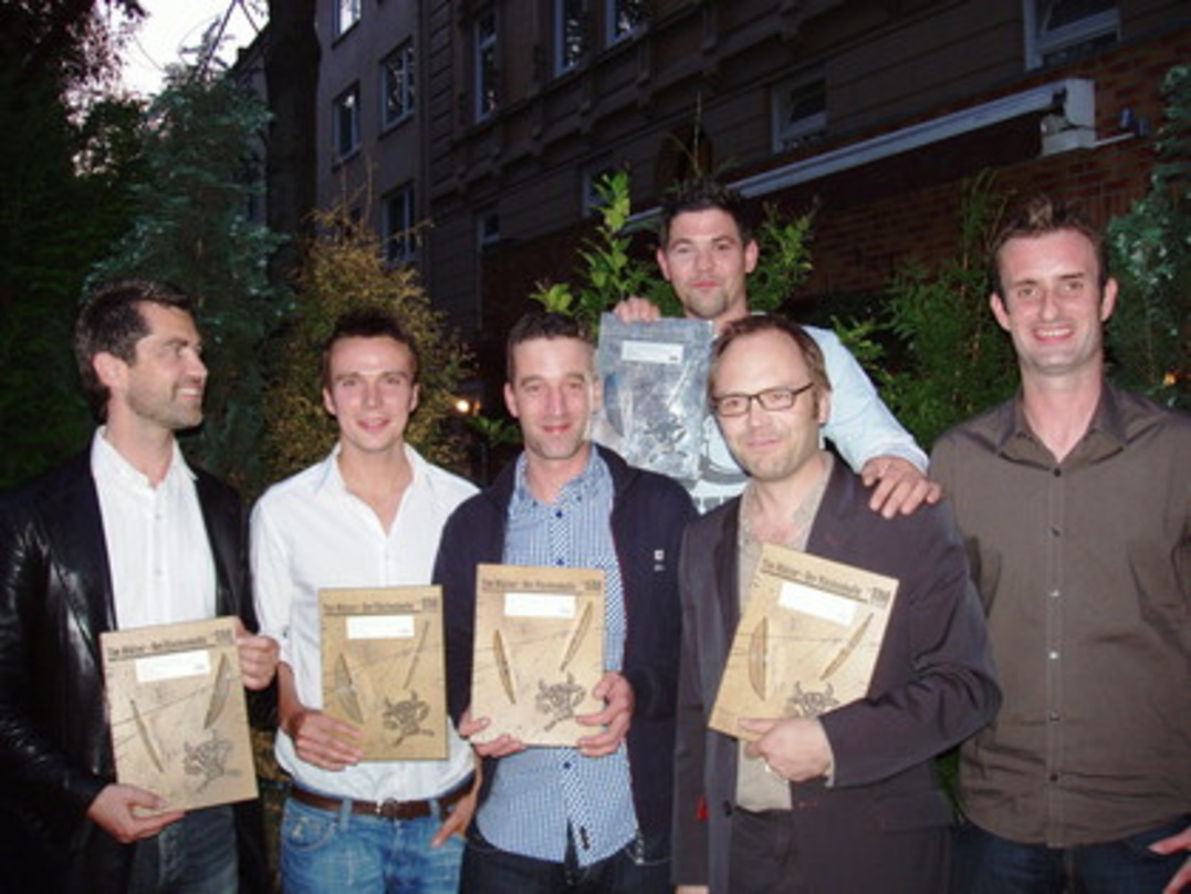 Präsentieren den Doppelplatin-Award (v.l.n.r.): Oliver Wirtz (Manager Tim Mälzer), Fabian Gluschke (Product Manager edel motion), Frank Meyer (Assistent Tim Mälzer), Tim Mälzer, Boris Scha...