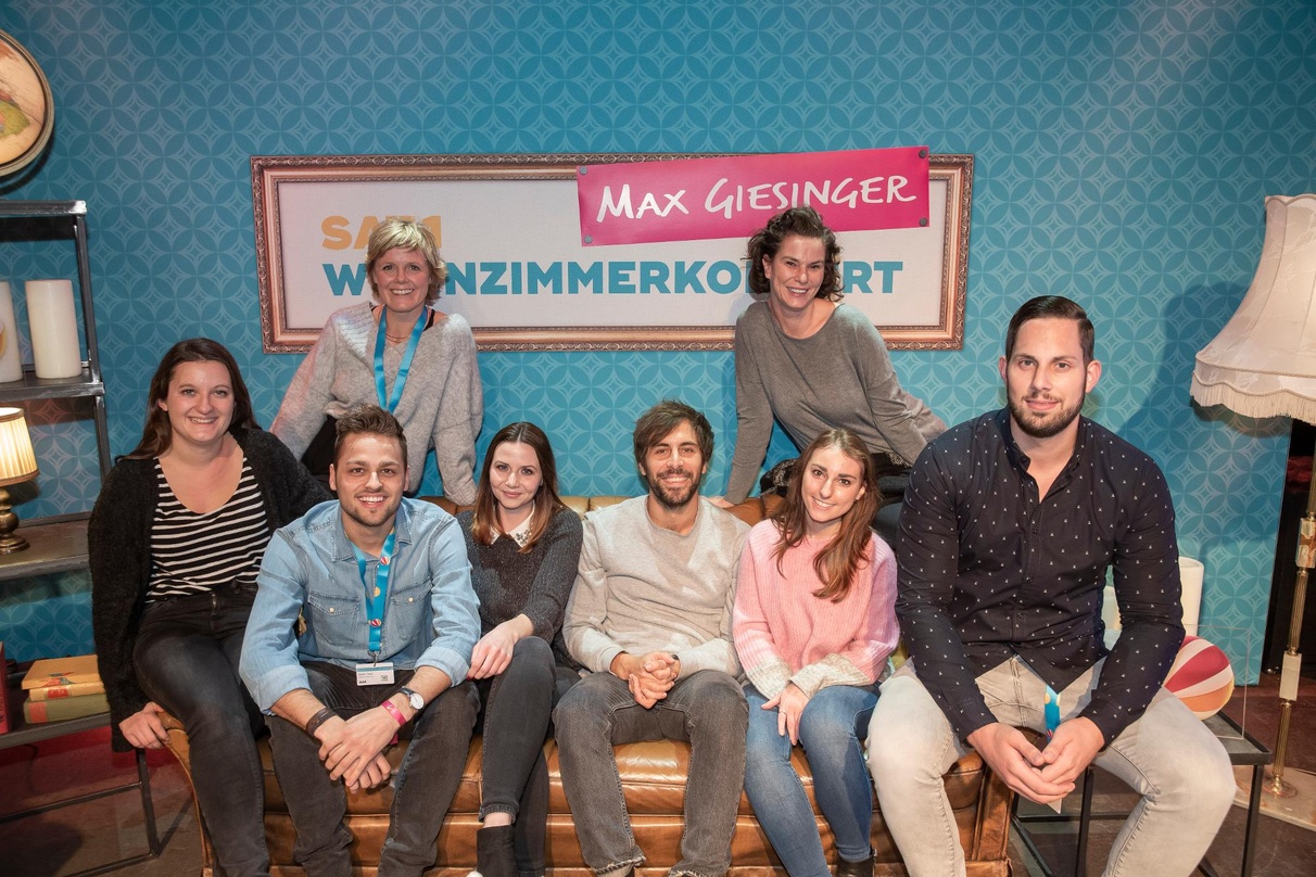 Beim Wohnzimmerkonzert: Max Giesinger (vorn, Mitte) mit seinem Team im zu einem Wohnzimmer umgebauten Gruenspan in Hamburg