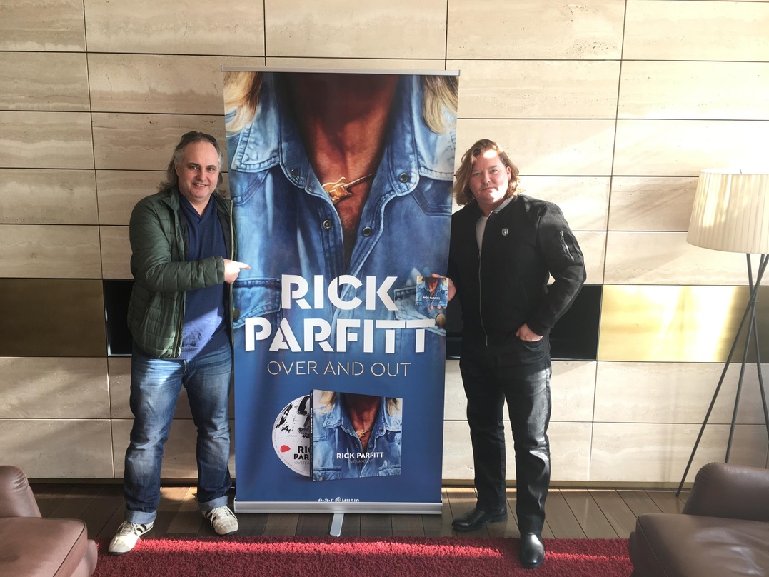 Bei der Präsentation in Düsseldorf: Markus Müller (links, CEO/Inhaber m2 mediaconsulting) und Paul Ashcroft (Personal Manager Rick Parfitt)