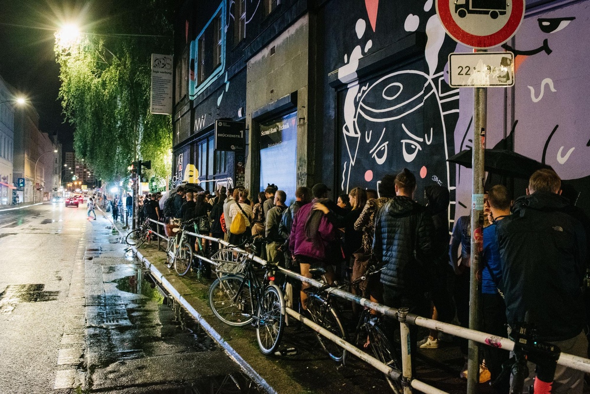 Vor dem Club: Wartende, die an dem "Clubculture Reboot"-Experiment in Berlin teilnahmen