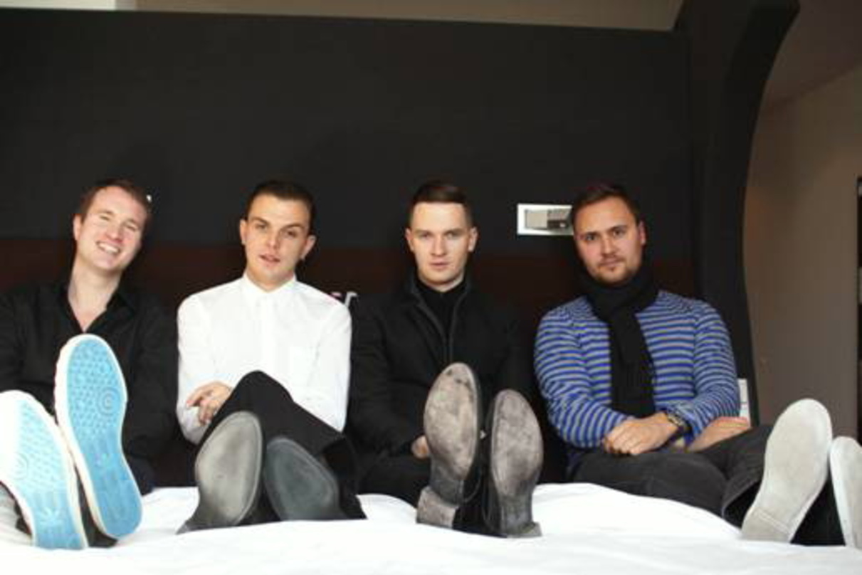 Bei der Zimmer-Einweihung (v.l.n.r.): Dirk Dreyer (General Manager The Weinmeister), Theo Hutchcraft, Adam Anderson (beide Hurts) und Matt Vines (Management Hurts)