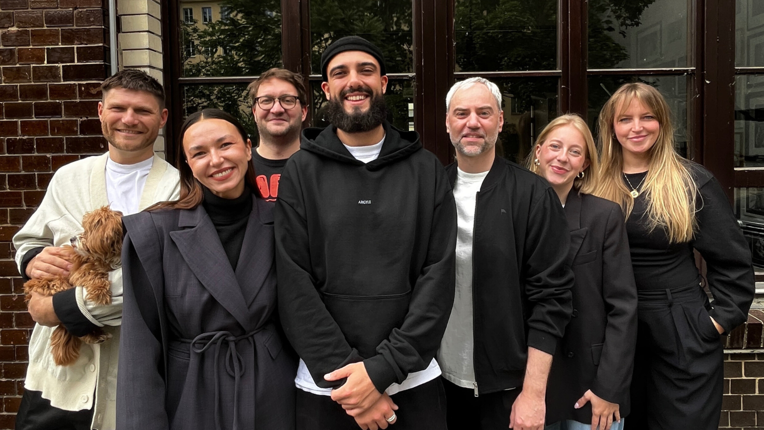 Bilden ein Team (von links): Nicolas Rebscher (Kayserboss), Liza Mazur (Management), Carlo Witteck (SMP), Argyle, Raphael Kayser, Anna Maria Conconi (beide Kayserboss) sowie Finja Nierth (...