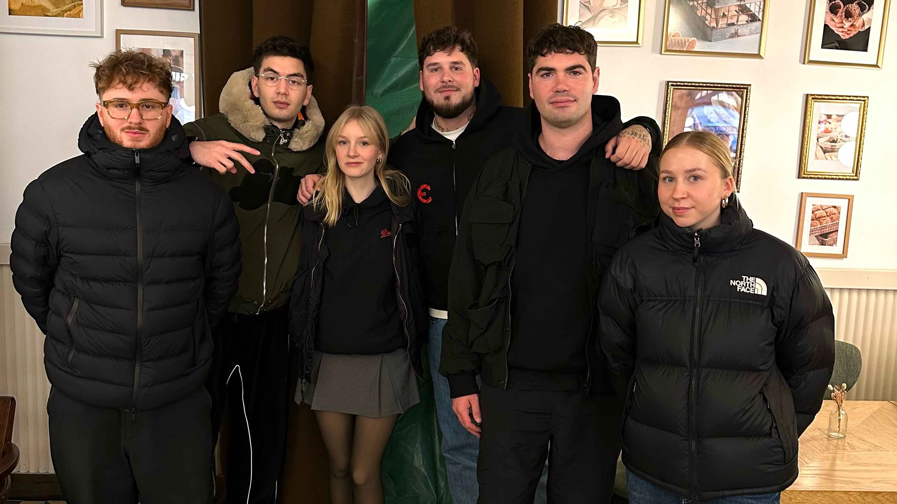 Besiegelten ihren Verlagsdeal (von links): Nico Spork (Management Sampagne), Sampagne, Leona Kosima Walter (Artist & Label Managerin Bamboo Artists), Kaiser, Leander Kirschner (CEO Bamboo ...