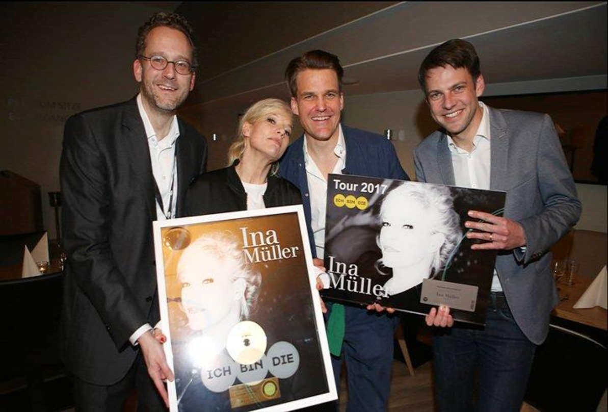 Zelebrierten die Erfolge (von links): Pascal Funke (Geschäftsführer Funke Media), Ina Müller, Philip Ginthör (CEO Sony Music) und Marcus Foag (Geschäftsführer beckground tv)