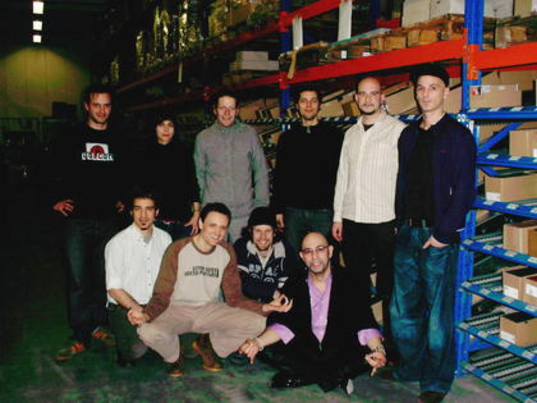 Ein neues Team: Les Babacools mit SPV-Chef Manfred Schütz (vorn, r.), A&R-Manager Ralf Zitzmann (hinten, r.) und Product Manager Oliver Schulz (hinten, 2. v.r.)
