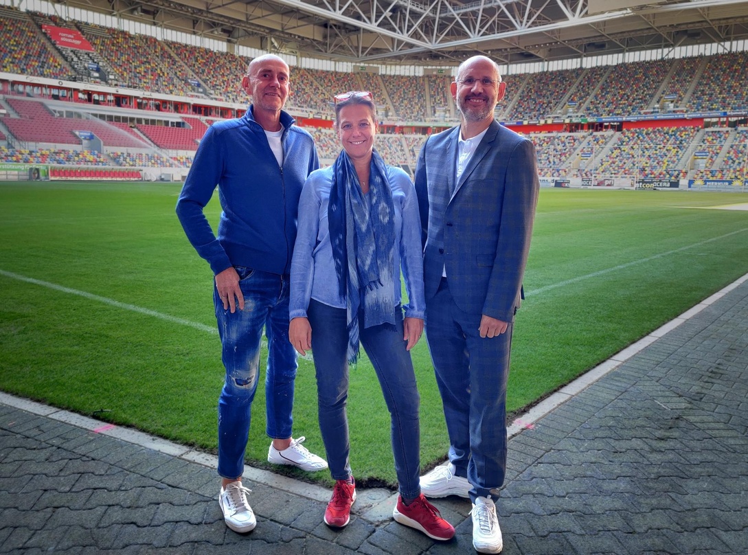 Bringen hier "Winter am Rhein" an den Start (von links): Peter Kötting (PK Events), Daniela Stork und Michael Brill (beide D.Live) in der Merkur Spiel-Arena