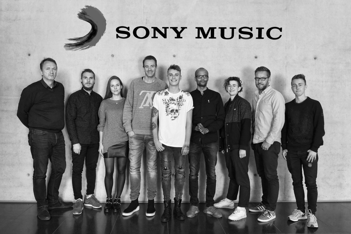 Besiegelten die Zusammenarbeit (von links): Markus Hartmann (Vice President RCA & Ariola GSA), Mathias Schorer (A&R Manager RCA), Shelsea Brühl (Stefan Dabruck Management), Stefan Dabruck ...
